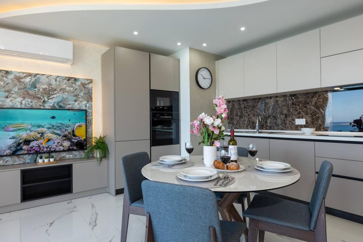 Ivory Suite Seafront With Views!- Fl 15 By Homely 세인트폴스베이 외부 사진