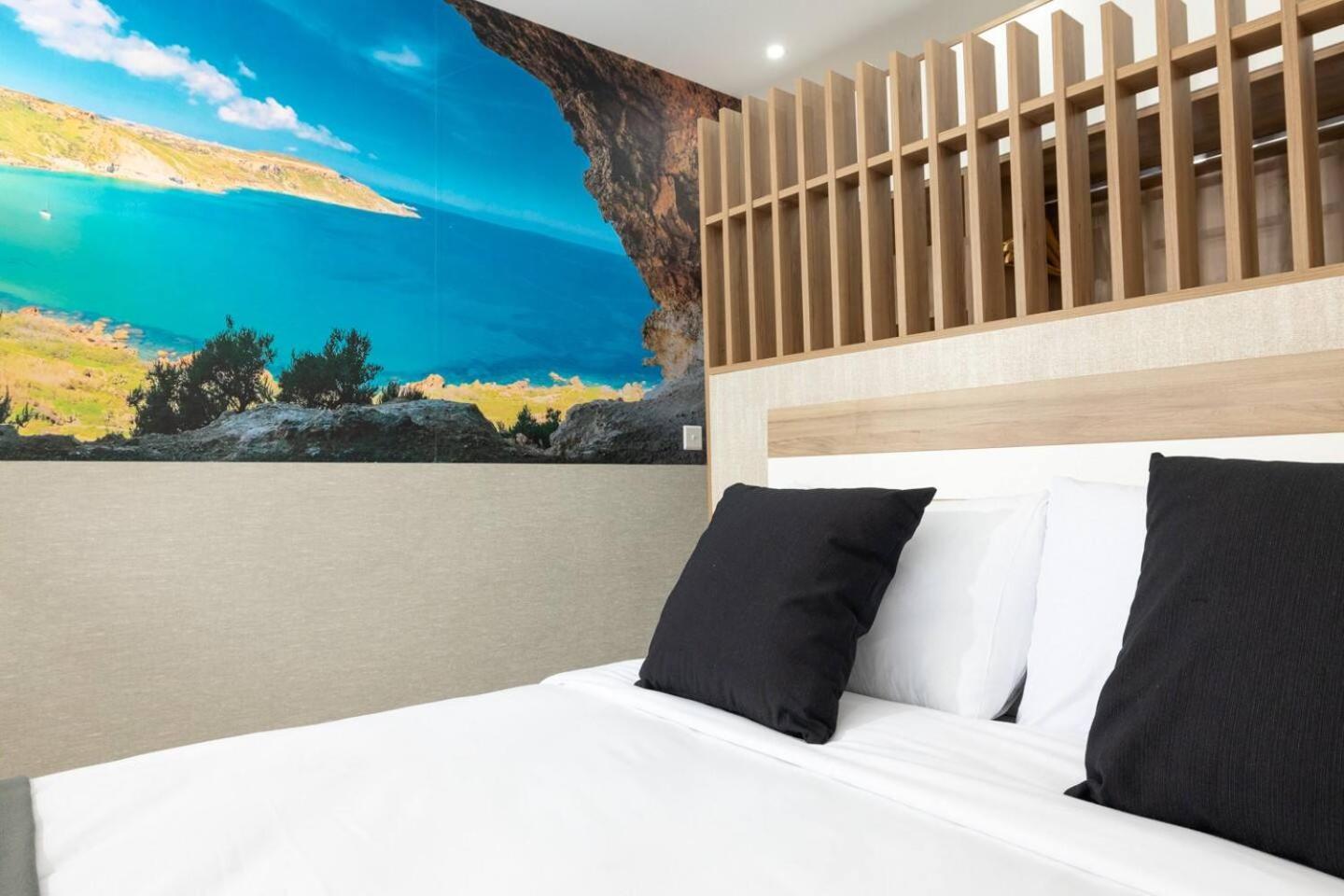 Ivory Suite Seafront With Views!- Fl 15 By Homely 세인트폴스베이 외부 사진