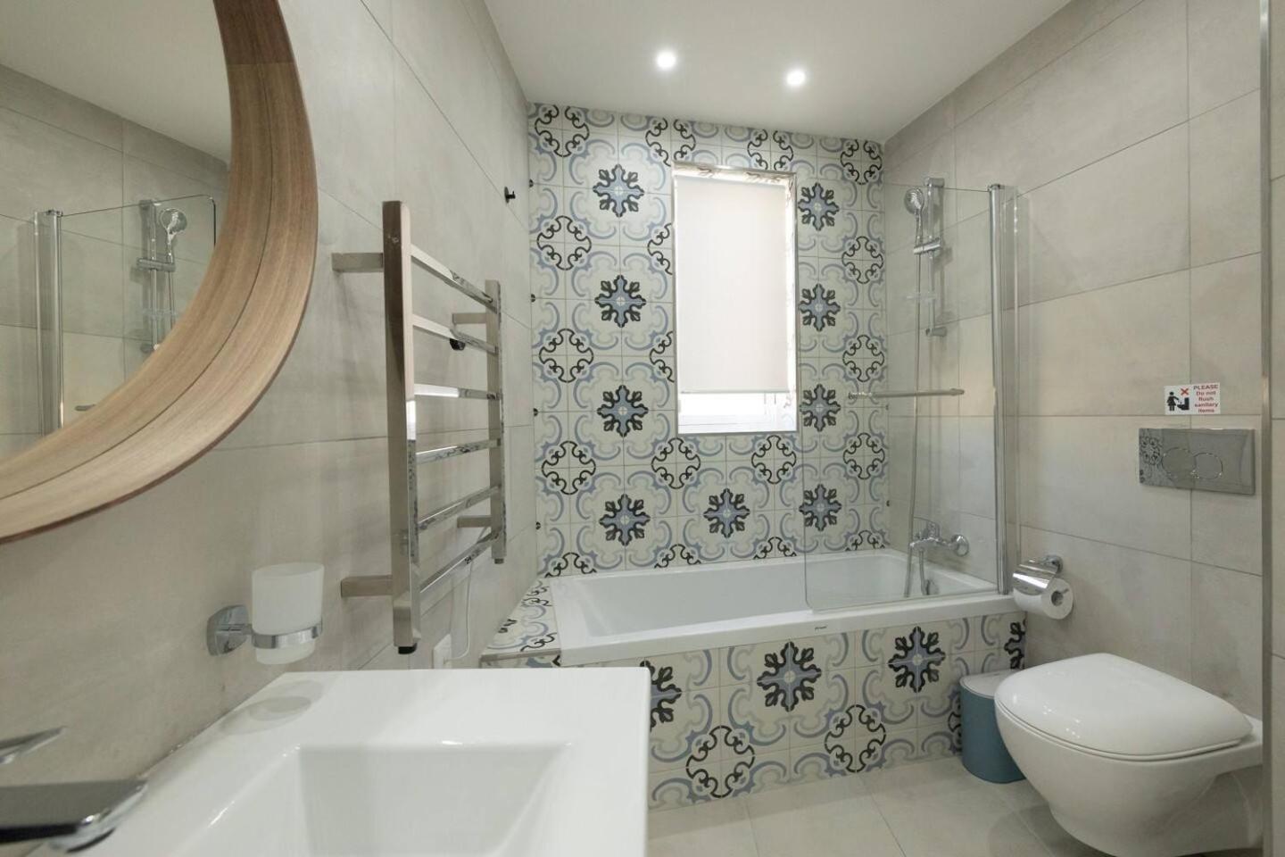 Ivory Suite Seafront With Views!- Fl 15 By Homely 세인트폴스베이 외부 사진