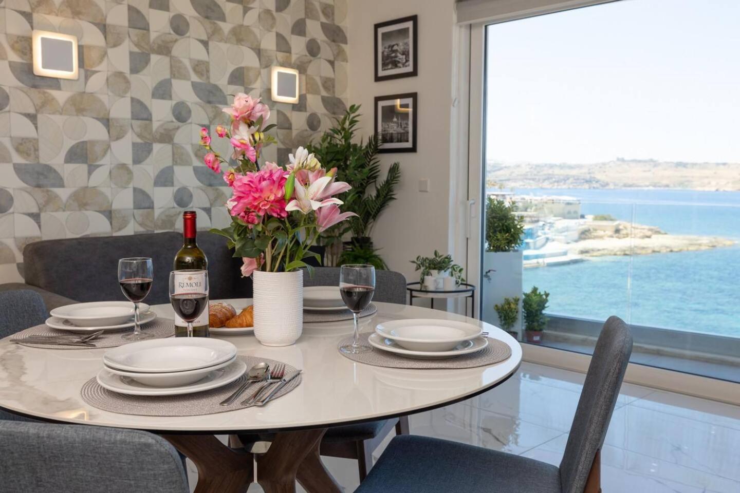 Ivory Suite Seafront With Views!- Fl 15 By Homely 세인트폴스베이 외부 사진